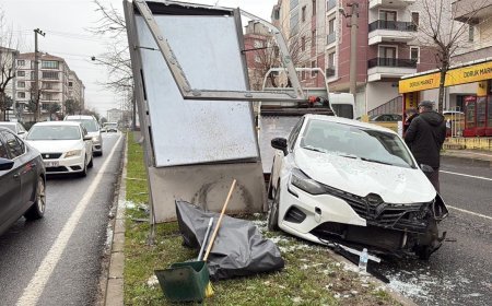 Kontrolden çıkan otomobil refüjdeki reklam panolarına çarptı