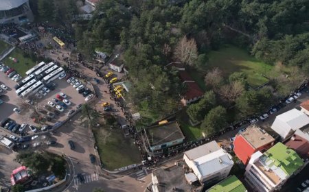 Bursa'da teleferik yoğunluğu. Uludağ'a çıkmak isteyenler metrelerce kuyruk oluşturdu
