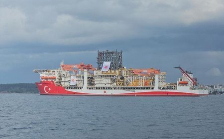 'Yıldırım' Çanakkale Boğazı'ndan geçti