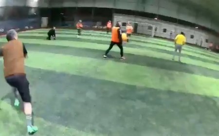 Halı sahanın çatısı çöktü. Futbolcuların koşarak kaçtığı anlar kamerada