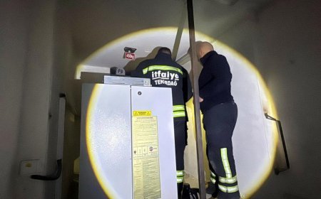 Çorlu'da elektrik kesintisinde asansörde mahsur kalanları itfaiye kurtardı
