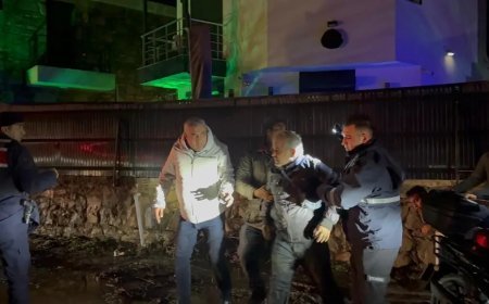 Sele kapılan sürücü, çalıya tutunarak hayatta kaldı