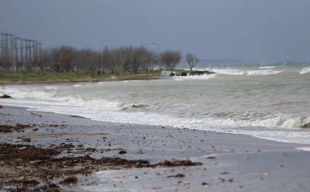 Çanakkale Boğazı'nda transit gemi geçişlerine fırtına engeli