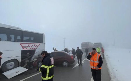 Zincirleme kaza karayolunu birbirine kattı. Yedi yaralı