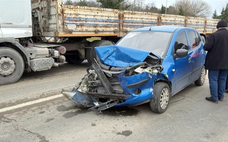 Kontrolden çıkan otomobil, kırmızı ışıkta duran başka otomobile çarptı