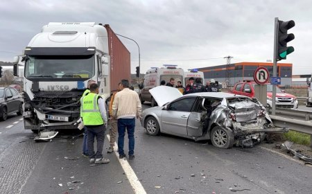 TIR, kırmızı ışıkta bekleyen otomobile çarptı; 3 yaralı