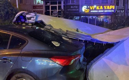 Beylikdüzü’nde fırtına: Binanın dış cephesi aracın üzerine düştü