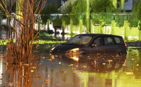 İzmir ve Manisa'yı sağanak vurdu. Araçlar su altında kaldı