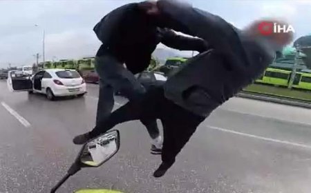 Bursa’da yol verme tartışması ring alanına döndü! Uçan tekmeler kamerada