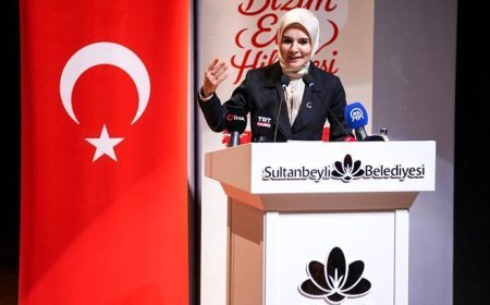 Bakan Göktaş, 'Bizim Evin Hikayesi' tiyatro oyununun gala gösterimine katıldı