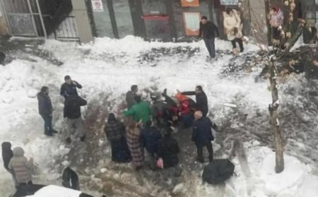 Çatıdan düşen kar kütlesi can aldı. 55 yaşındaki kadın hayatını kaybetti