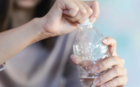 Pet şişenin kapağını açamadı, fabrikanın kapatılması için şikayet etti