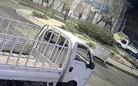 Kamyonet, taksi durağına çarptı