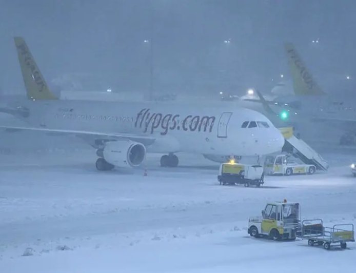 Hava ulaşımına kar engeli. Sabiha Gökçen Havalimanı'nda uçuş iptalleri