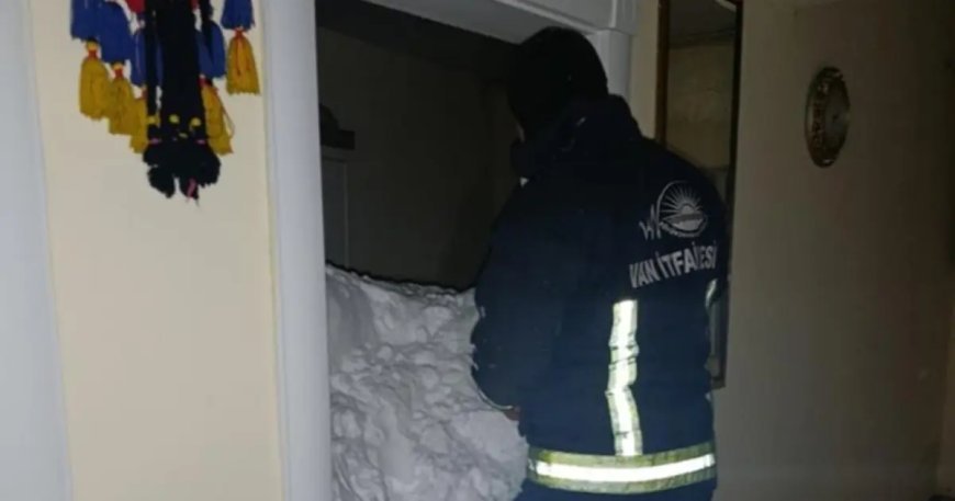 Van'da iki mahalleye çığ düştü. Kar kütlesinin altında kalan bir kişi kurtarıldı, 22 ev boşaltıldı
