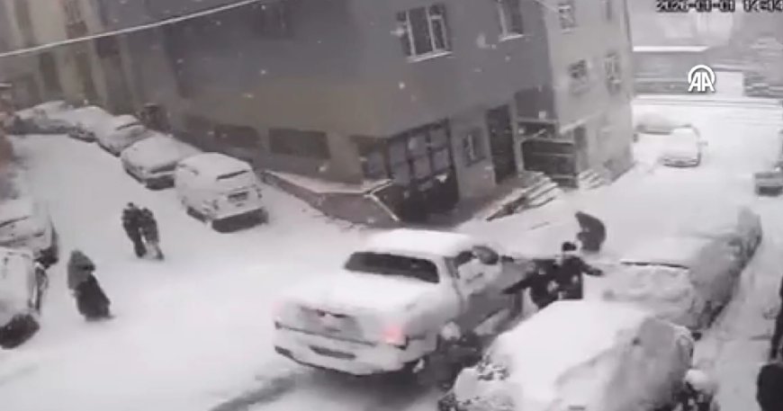 Kağıthane'de yokuşta kayan pikabın çarptığı 2 çocuk yaralandı