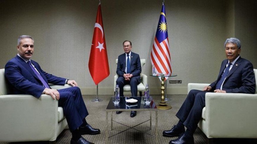 Dışişleri Bakanı Hakan Fidan, Malezya Başbakanı İbrahim ile bir araya geldi