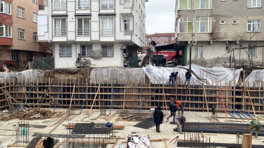 İnşaat temelinin yanındaki 3 binanın bahçesinde toprak kayması; 25 kişi tahliye edildi