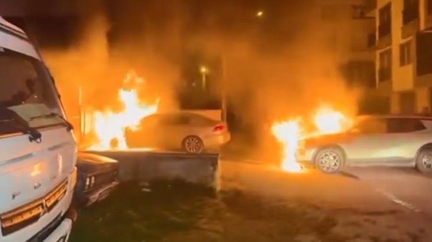 Park halindeki otomobil alev aldı! İki araç kullanılamaz hale geldi