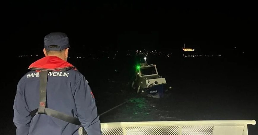 Çanakkale Boğazı'nda tekne sürüklendi. Üç kişi kurtarıldı