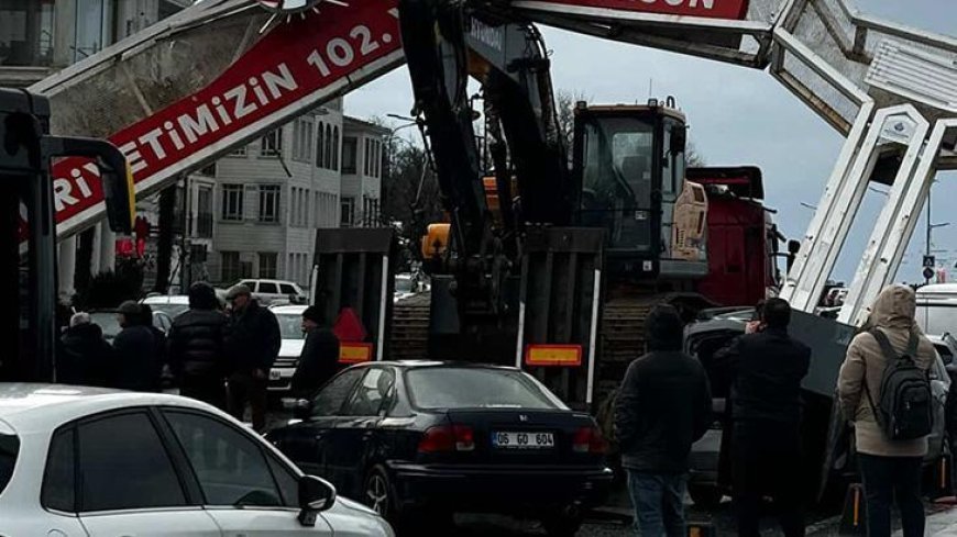 TIR'ın üzerindeki ekskavatör tabelaya takıldı! 7 araçta hasar oluştu