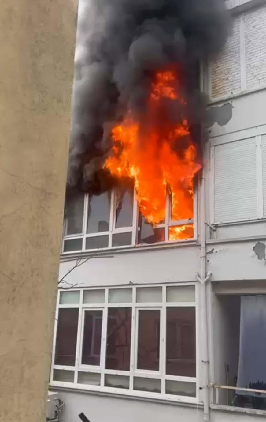Ayvalık’ta evde büyük panik: Buzdolabı patladı, alevler evi sardı