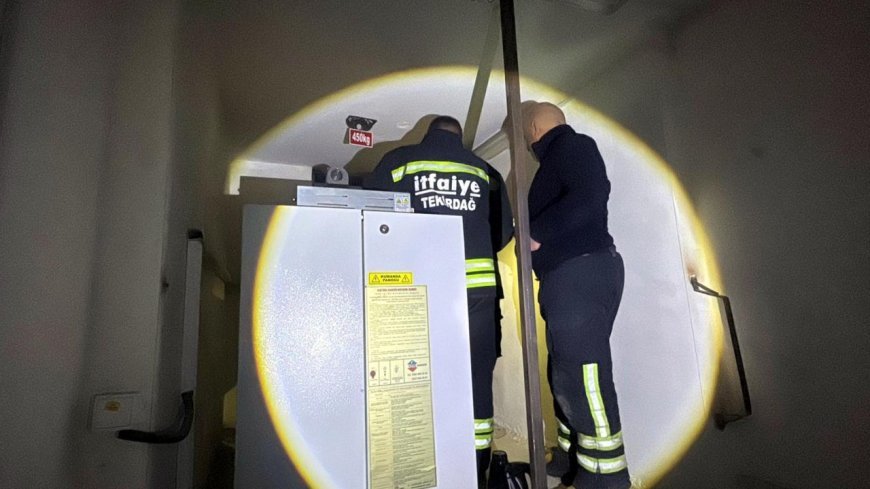 Çorlu'da elektrik kesintisinde asansörde mahsur kalanları itfaiye kurtardı