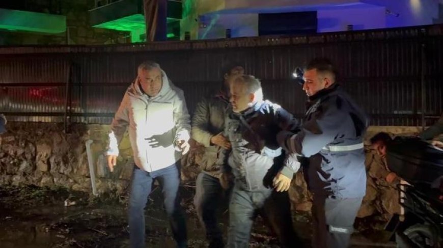 Hayat kurtaran çalı! Araç sürüklendi, sürücü son anda kurtuldu