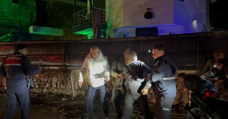 Sele kapılan sürücü, çalıya tutunarak hayatta kaldı