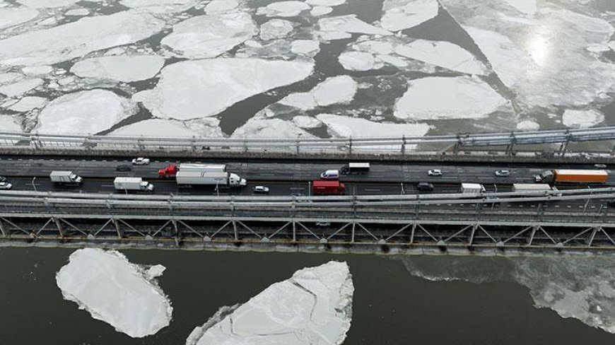 Dondurucu soğuklar Hudson Nehri’ni kısmen dondurdu
