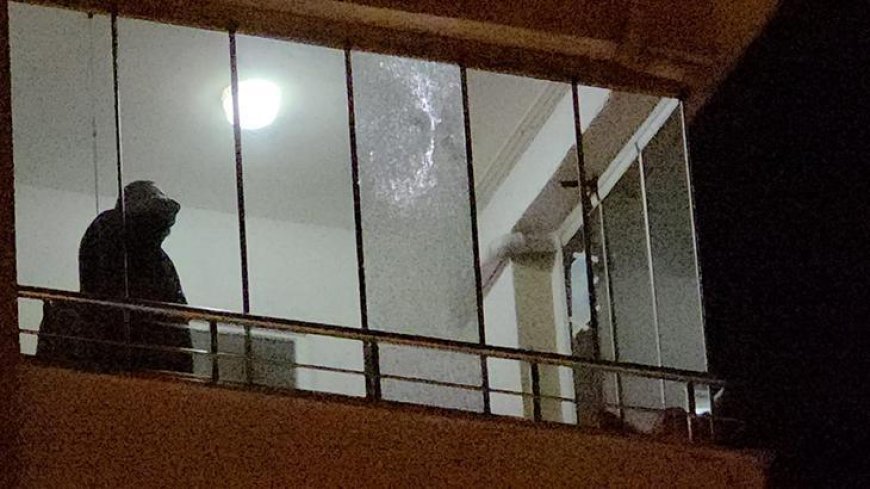5'inci kattaki dairenin balkonuna yorgun mermi isabet etti