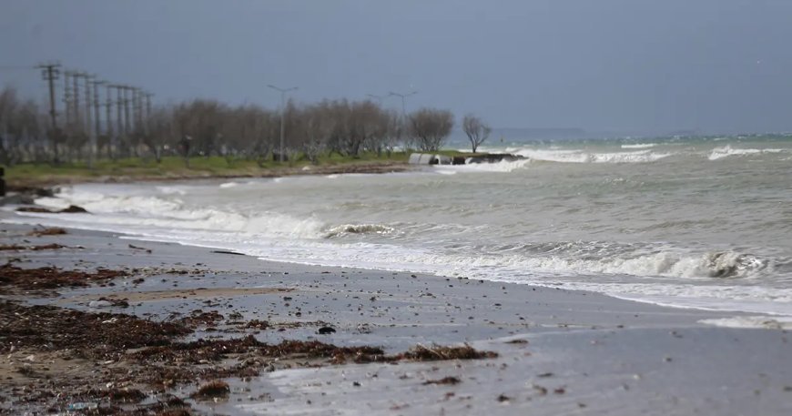 Çanakkale Boğazı'nda transit gemi geçişlerine fırtına engeli