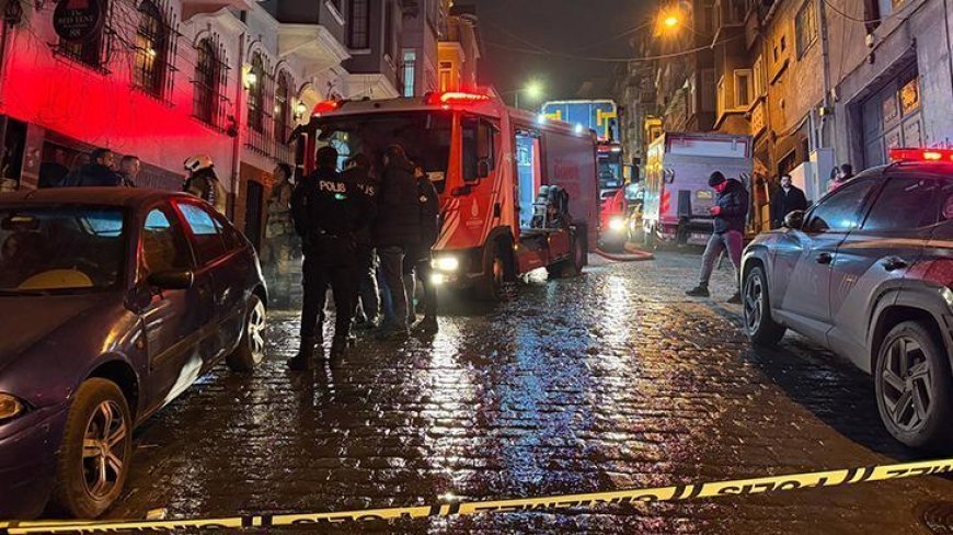 Beyoğlu'nda 4 katlı otelde yangın