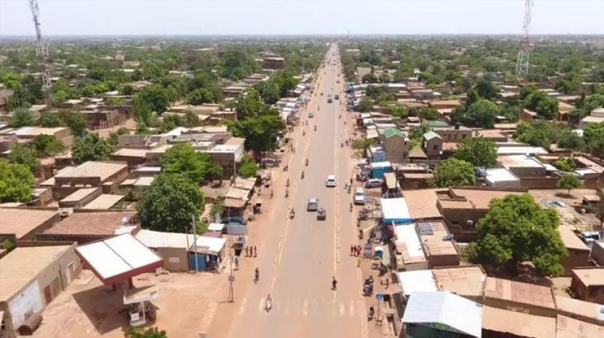 Burkina Faso'da Bakanlar Kurulu kararnamesi ile tüm siyasi partiler feshedildi
