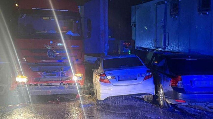 TIR, park halindeki 8 araca çarparak durabildi