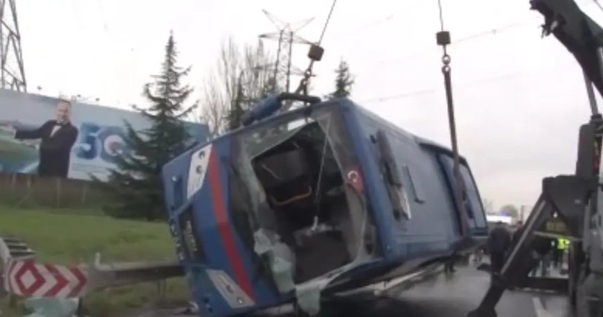 Kağıthane'de cezaevi nakil aracı devrildi. 19 yaralı