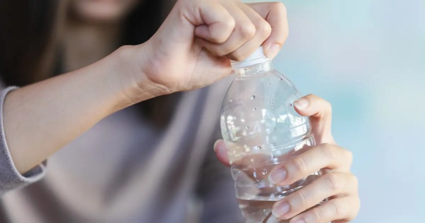 Pet şişenin kapağını açamadı, fabrikanın kapatılması için şikayet etti