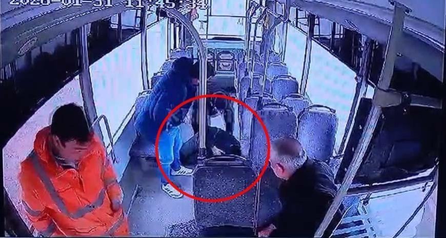 Otobüste bir anda yere yığıldı! Epilepsi nöbeti geçiren yolcunun o anları kamerada