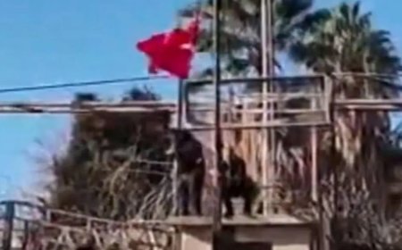 Bayrak indirme provokasyonu sonrası yeni önlem. Dev Türk bayrağı göndere çekildi