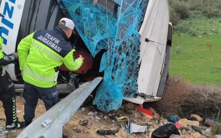 Antalya'da yolcu otobüsü devrildi