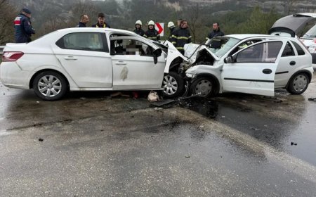 Burdur'da iki otomobil kafa kafaya çarpıştı