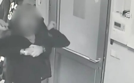 Boğulmak üzereydi! Arkadaşını Heimlich manevrasıyla kurtardı