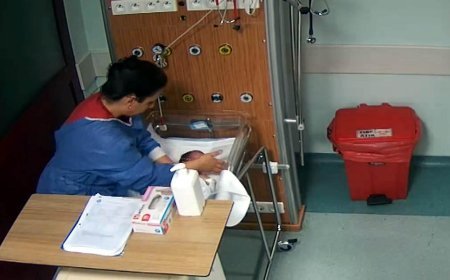 Aynı hemşireden ikinci skandal! Bir bebeği daha darbettiği görüntüler ortaya çıktı