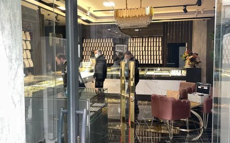 Kar maskeli ve silahlı üç kişi kuyumcuyu bastı. Bir polis vuruldu