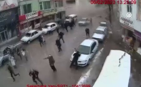 Deprem felaketinden yeni görüntü. Binaların peş peşe yıkılması kamerada