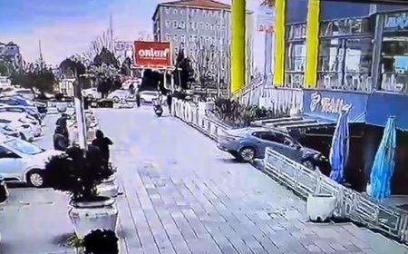 Sürücüsünün fren yerine gaza bastığı otomobil, AVM’de kafeye daldı; 1 yaralı