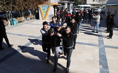 Kuyumcuda silahlı soygun! İzinli polisi ayağından vuran 6 şüpheli adliyeye sevk edildi