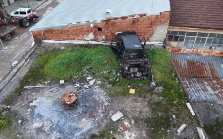 Çatı akıyor diye yukarı çıktı, araba buldu!