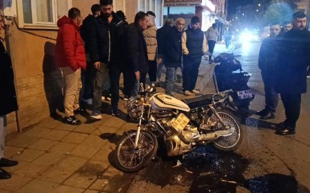 Kasksız motosiklet sürücüsü kazada yaralandı