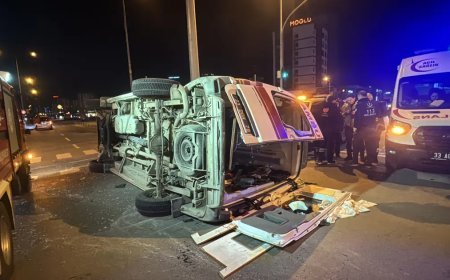 Hasta taşıyan ambulans kaza yaptı. 5 kişi yaralandı